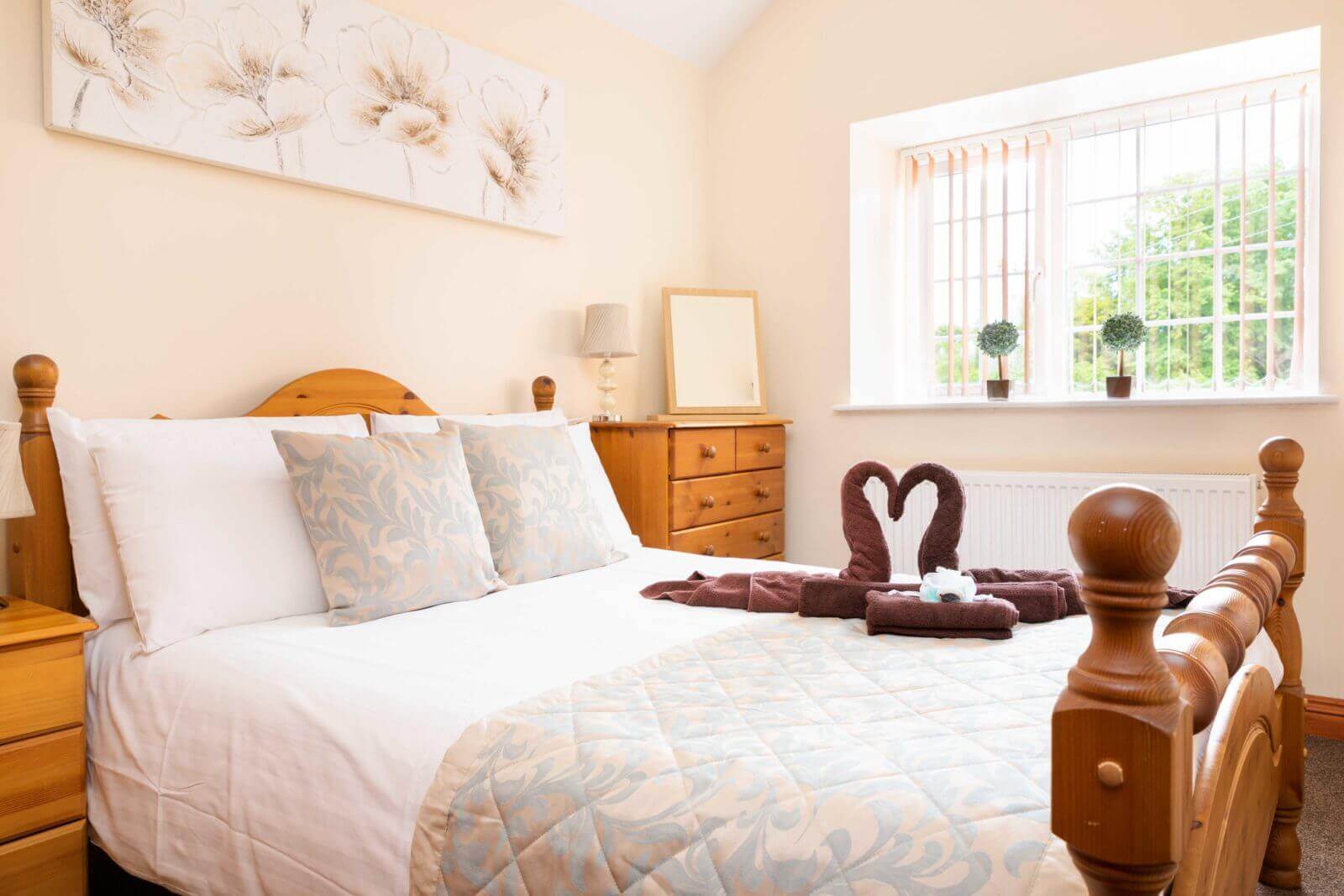 Cottage wooden double bed - Mews Cottage 1, Oakcliff
