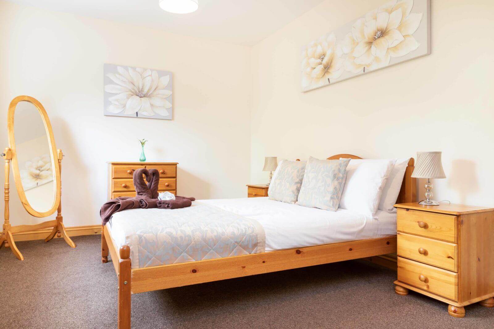Cottage double bedroom - Mews Cottage 3, Oakcliff